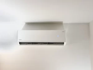 Nowoczesny klimatyzator Rotenso Teta White z cyfrowym wyświetlaczem na jasnej ścianie